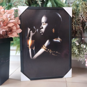 Quadro Decorativo Mulher Negra Com Acessórios Em Dourado 50x70cm - Moltam